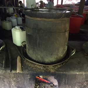 Công đoạn chưng cất rượu.