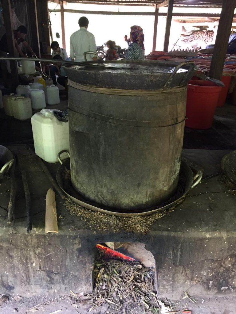 Công đoạn chưng cất rượu.